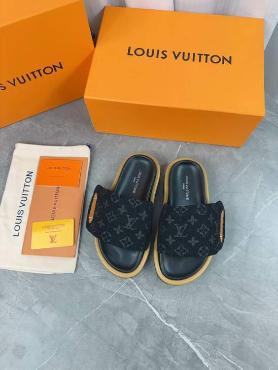 Picture of Louis Vuitton Slippers _SKULVsz35-45mnf02051163